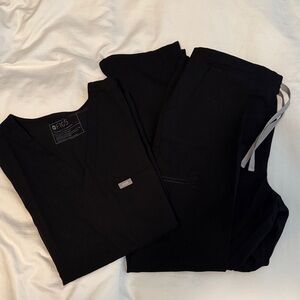 FIGS Classic Black Scrub Ensemble